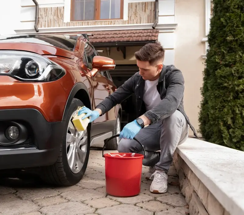 Lavage auto à domicile Moux-en-Morvan : professionnel intervenant sur un véhicule